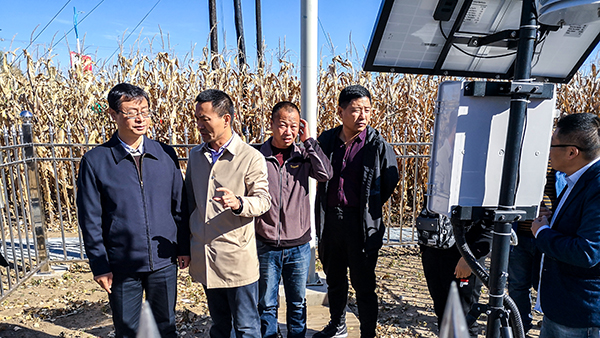 謝建華副主任與托普云農陳渝陽董事長就黑土地保護問題做深入交談