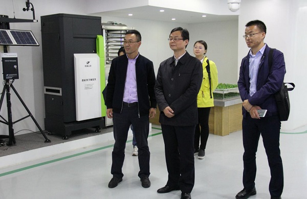 謝主任一行聽取托普云農耕地質量保護大數據平臺建設及應用情況