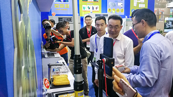 劉主任、吳副司長體驗托普云農考種新技術