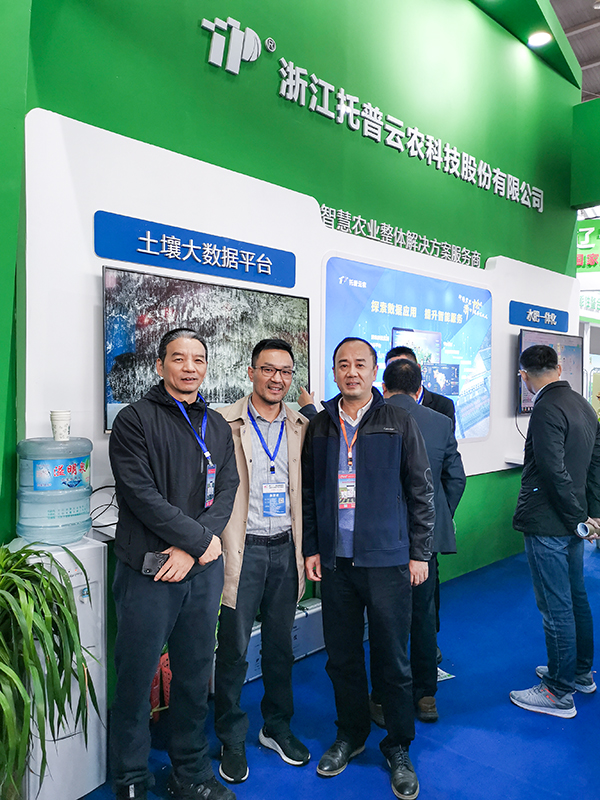 浙江省耕肥總站虞軼俊站長(右)浙江省耕肥總站陳紅金副站長(左)