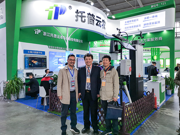 全國農業技術推廣服務中心高祥照總農藝師(中)甘肅省耕地質量設管理總站劉健書記(右)