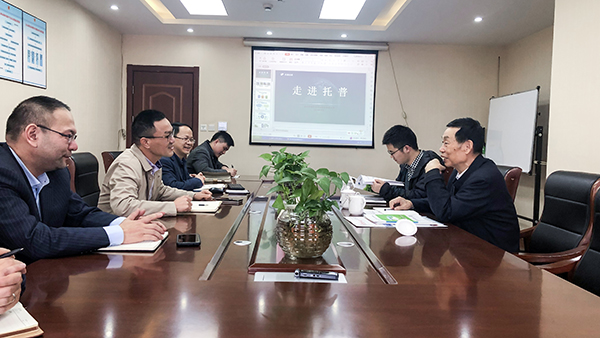 座談會現場,陳渝陽董事長與孫院士熱切交談