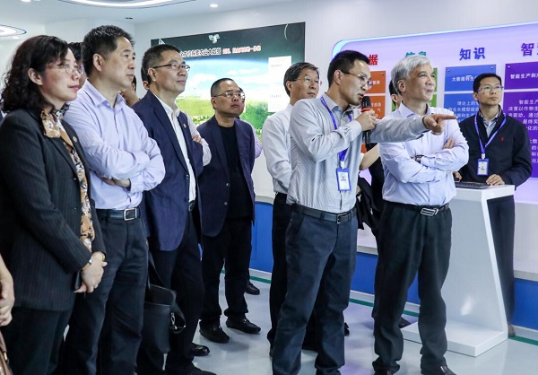 全國人大常委會副委員長丁仲禮蒞臨托普云農考察調研