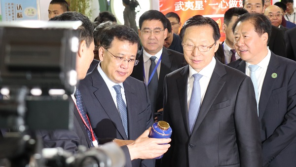 農業農村部部長韓長賦(右)、浙江省省長袁家軍(左)巡館現場