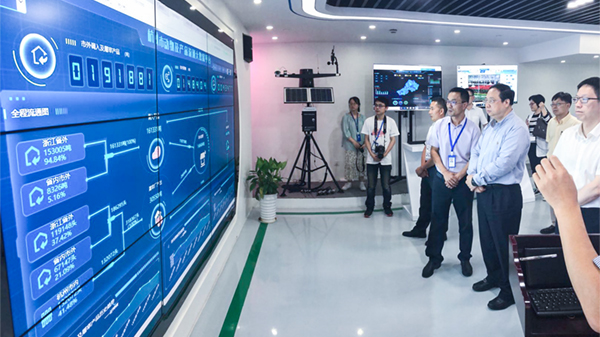 托普云農副總經理吳家滿向領導介紹大數據平臺