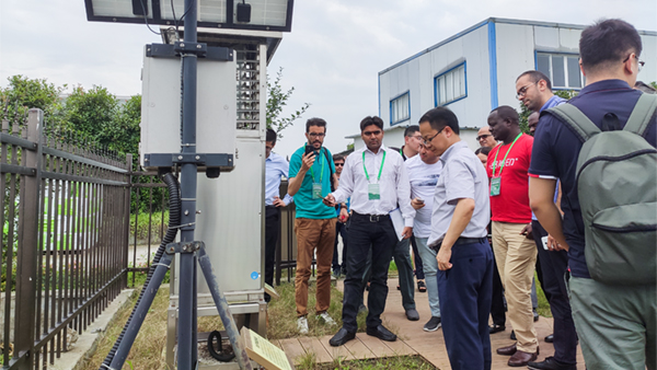 考察團(tuán)一行詳細(xì)了解數(shù)字農(nóng)業(yè)解決方案和具體應(yīng)用成效