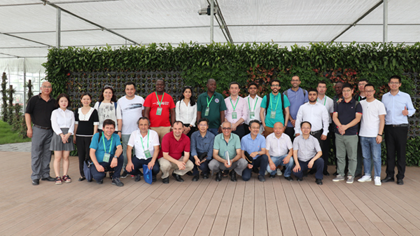 考察團(tuán)一行詳細(xì)了解數(shù)字農(nóng)業(yè)解決方案和具體應(yīng)用成效