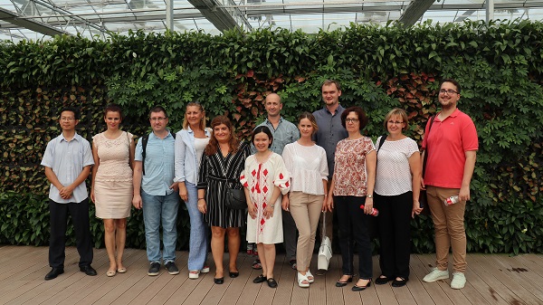 考察之后合影留念