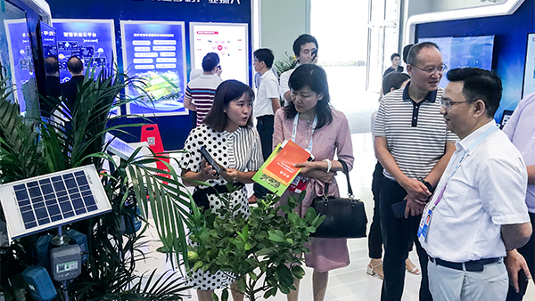 重慶市農委信息中心主任賀德華(右一)、副主任柯南(右二)