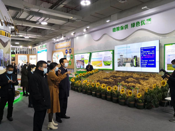 ��ʮ����ȫ��(gu��)����������(hu��)�A�Sί�T��(hu��)ί�T���x�ҡ��㽭ʡ�r(n��ng)�I(y��)�r(n��ng)��d�d�L(zh��ng)��ͨ�ֵ��I(l��ng)��(d��o)һ�� (t��ng)ȡ�����a(ch��n)�Ƽ��������O(sh��)��r